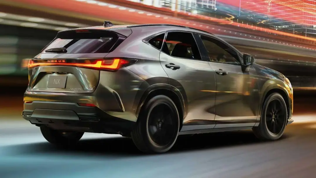 نمای عقب خودروی لکسوس NX (Lexus NX) با چراغ‌های L شکل جدید
