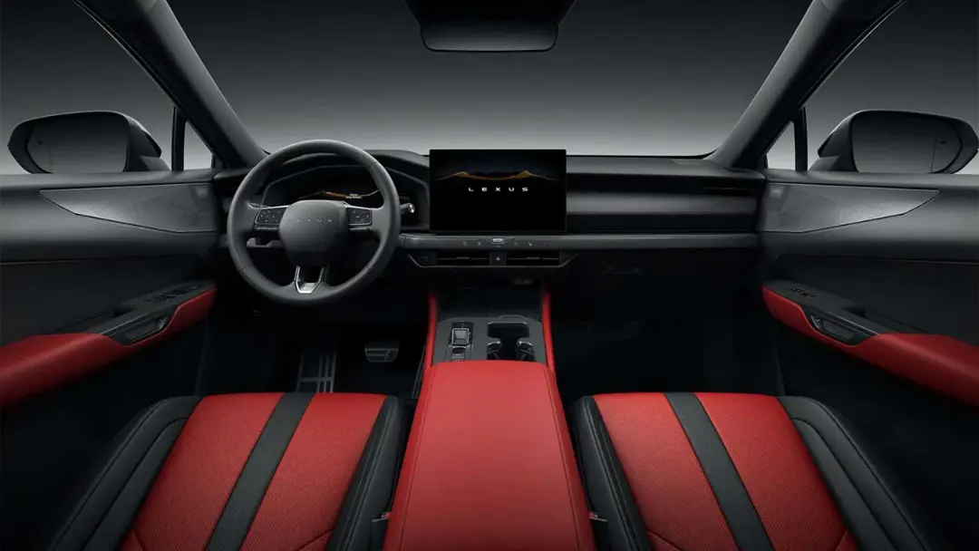کابین خودروی لکسوس (Lexus) NX مدل ۲۰۲۷ با صندلی‌های قرمز و مشکی