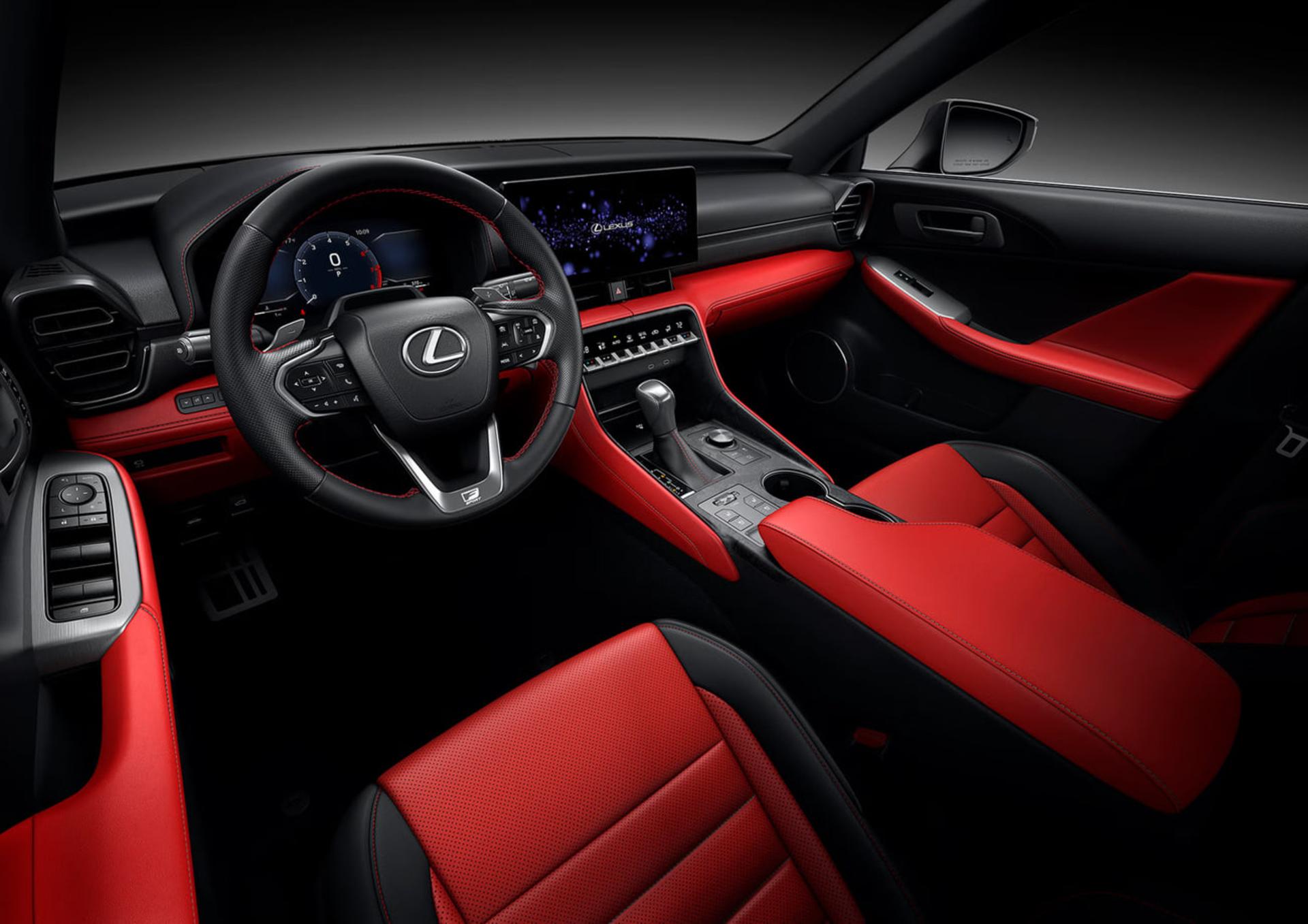 داخلی خودروی لکسوس IS 350 (Lexus) با طراحی مدرن و صندلی‌های چرمی قرمز و مشکی