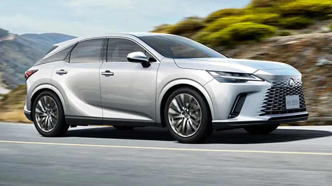 خودرو لکسوس (Lexus) RX مدل ۲۰۲۷ با رنگ نقره‌ای در حال حرکت در جاده