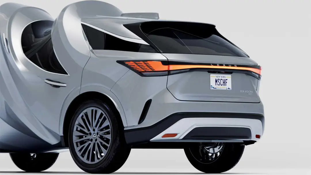 نمای عقب خودروی لکسوس RX (Lexus RX) در میان اشکال هنری مارپیچ