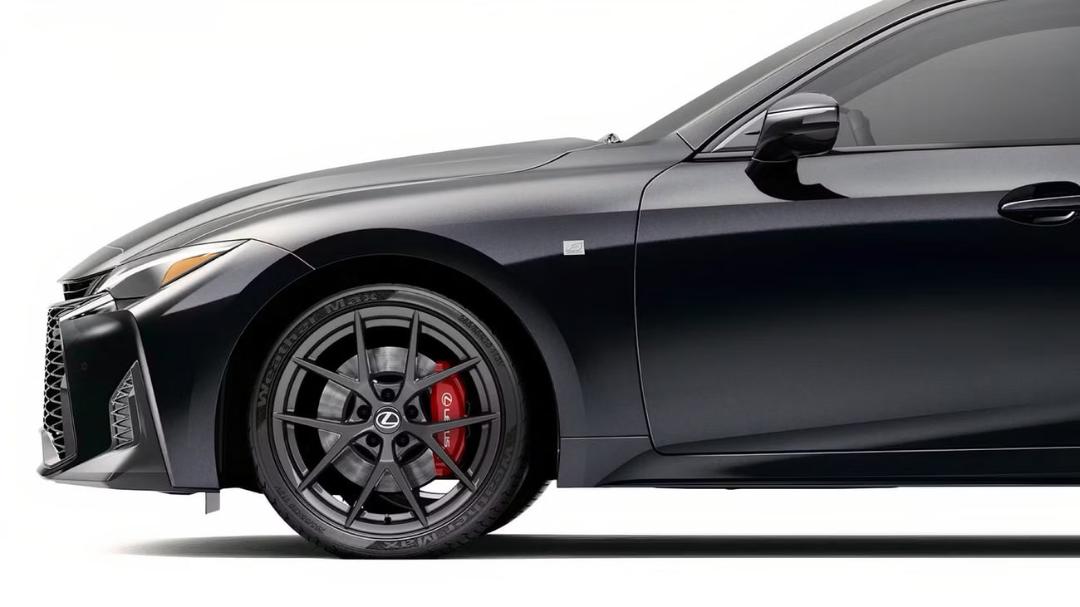 چرخ و رینگ مشکی خودروی لکسوس (Lexus) با کالیپر ترمز قرمز