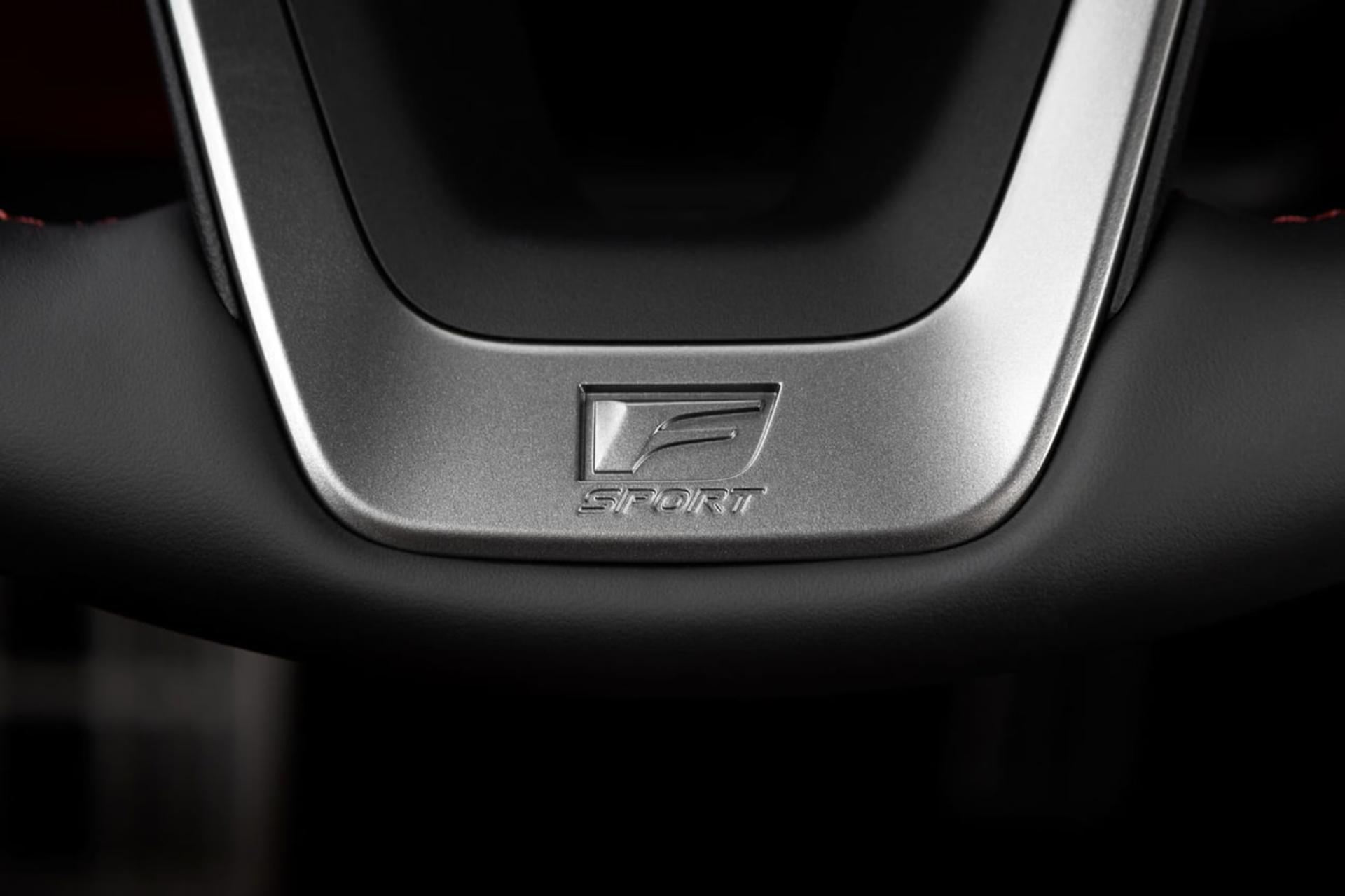 لوگوی لکسوس اسپرت (Lexus Sport) حک شده روی بخش فلزی فرمان خودرو