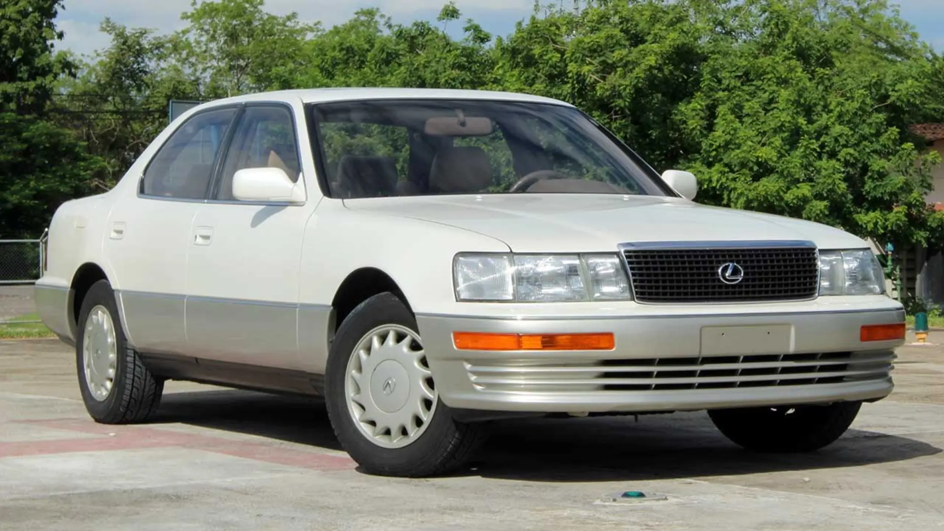 لکسوس LS400