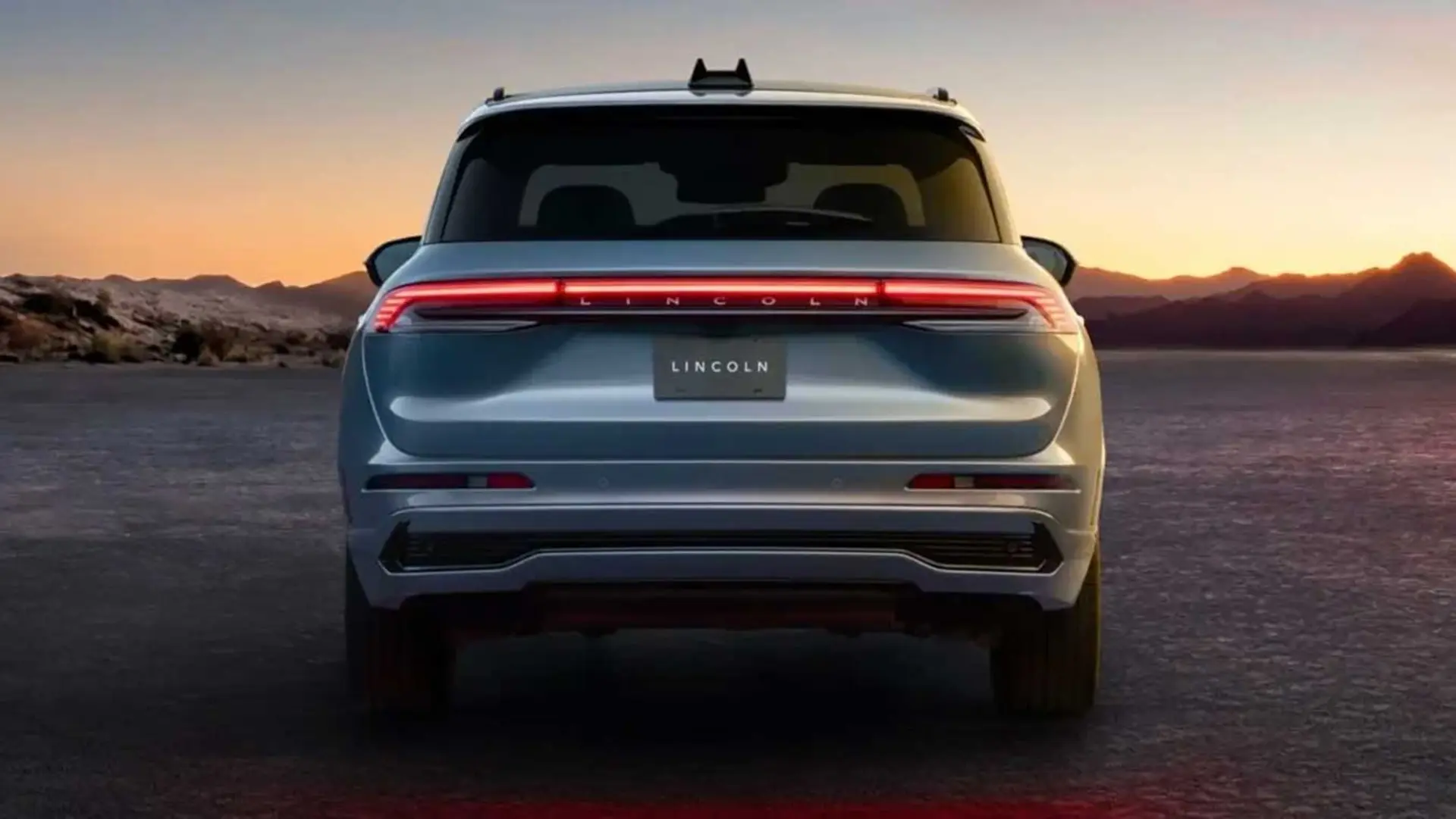 نمای عقب خودروی لینکلن کورسیر (Lincoln Corsair) مدل ۲۰۲۷ با چراغ‌های تمام‌عرض