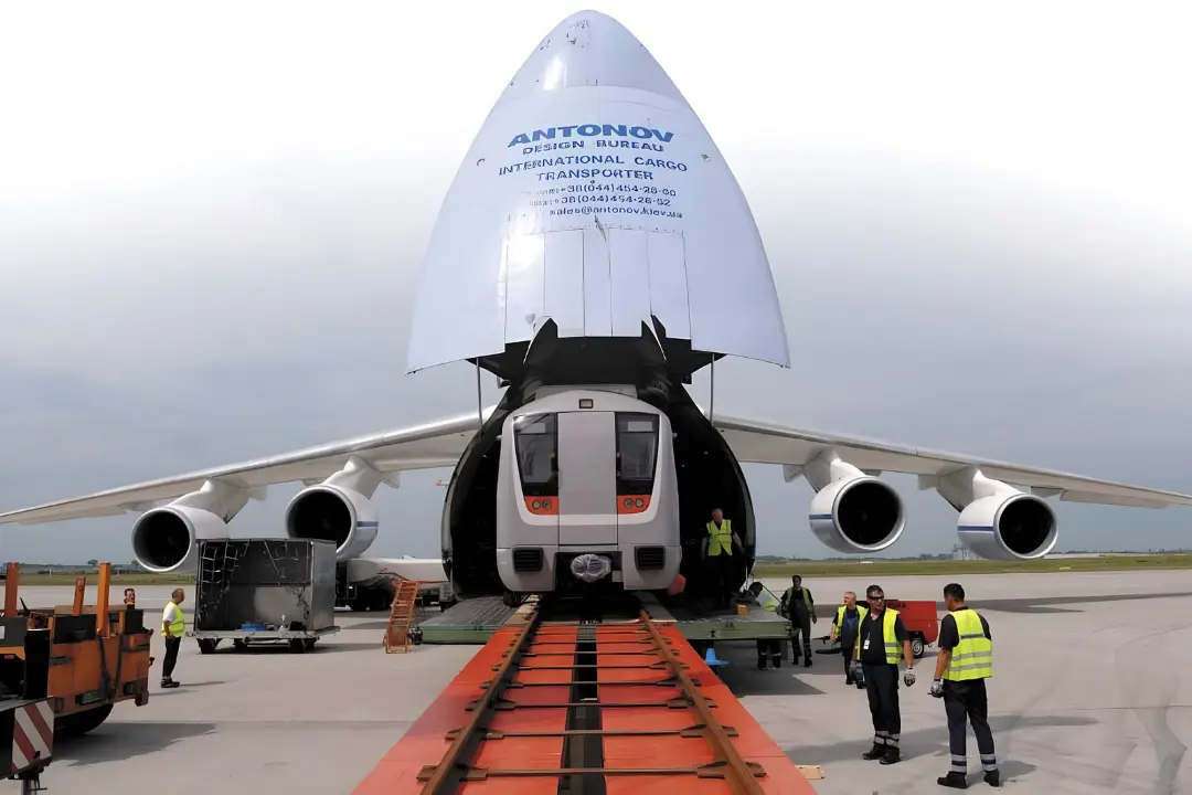 بارگیری یک خودروی سفید در بدنه باز هواپیمای عظیم آنتونوف (Antonov)