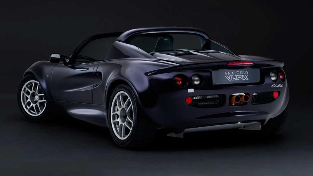 خودرو لوتوس الیزه (Lotus Elise) با رنگ مشکی در نمای عقب