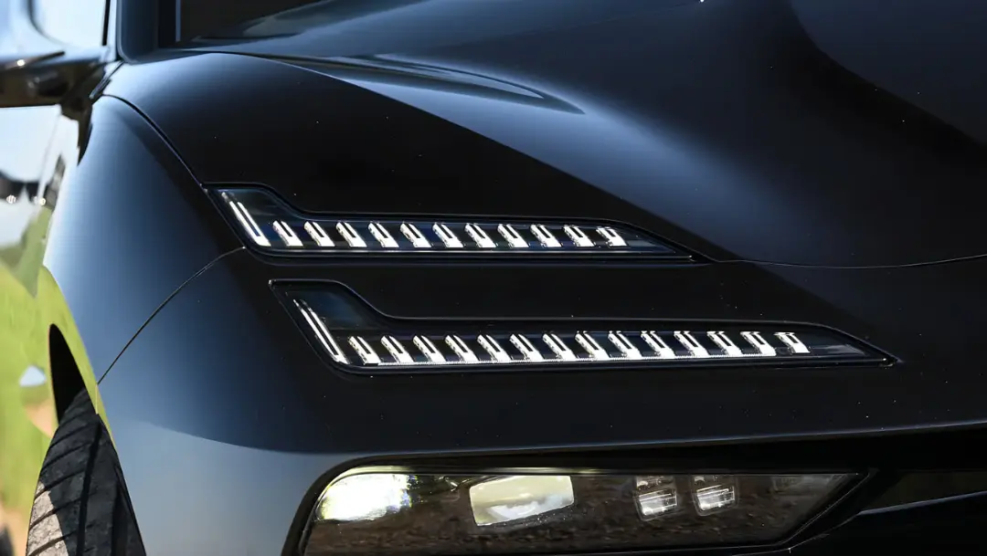 چراغ‌های LED طراحی شده در نمای جلوی خودروی لوتوس امیا (Lotus Emeya)
