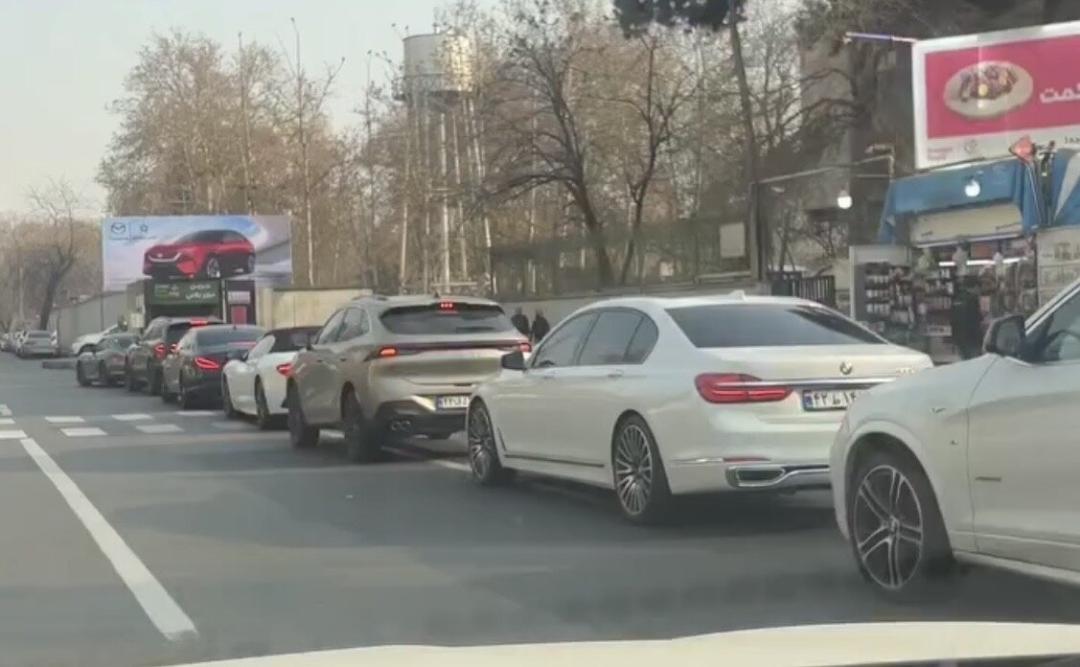 صف خودروهای لوکس برای بنزین