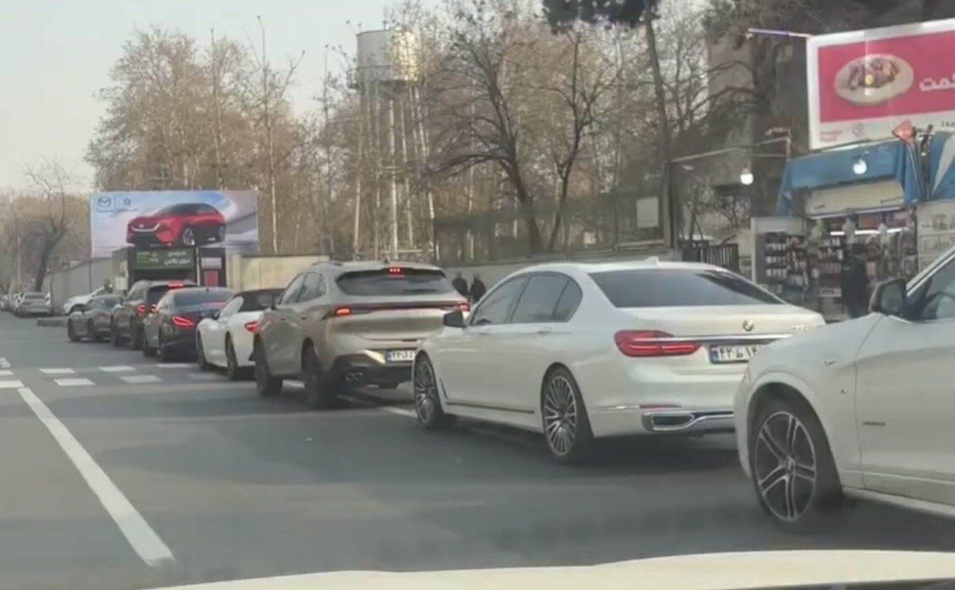 صف خودروهای لوکس برای بنزین