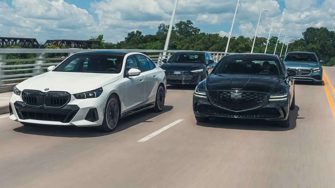 خودروهای بی‌ام‌و (BMW) سری ۵، جنسیس (Genesis) G80، آئودی (Audi) A6 و مرسدس بنز (Mercedes-Benz) کلاس E در حال حرکت