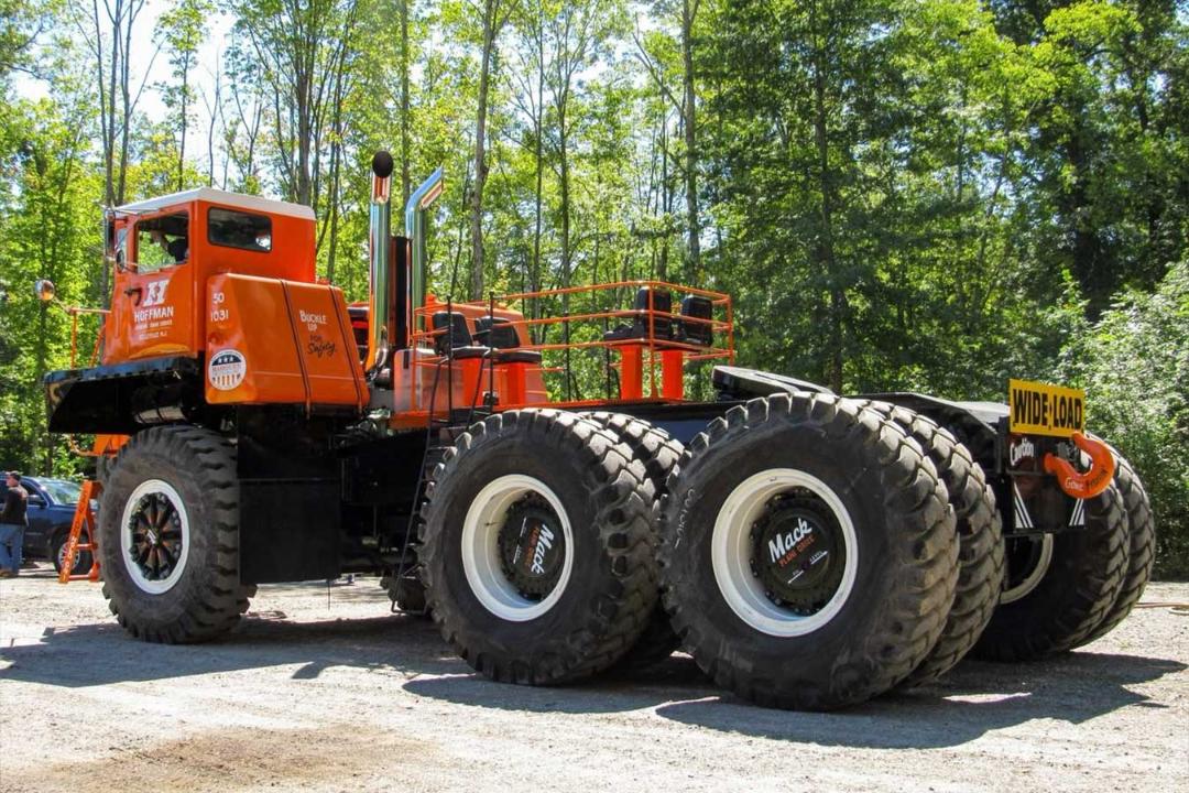 کامیون سنگین ماک (Mack M100SX) با چرخ‌های بسیار بزرگ در فضای باز