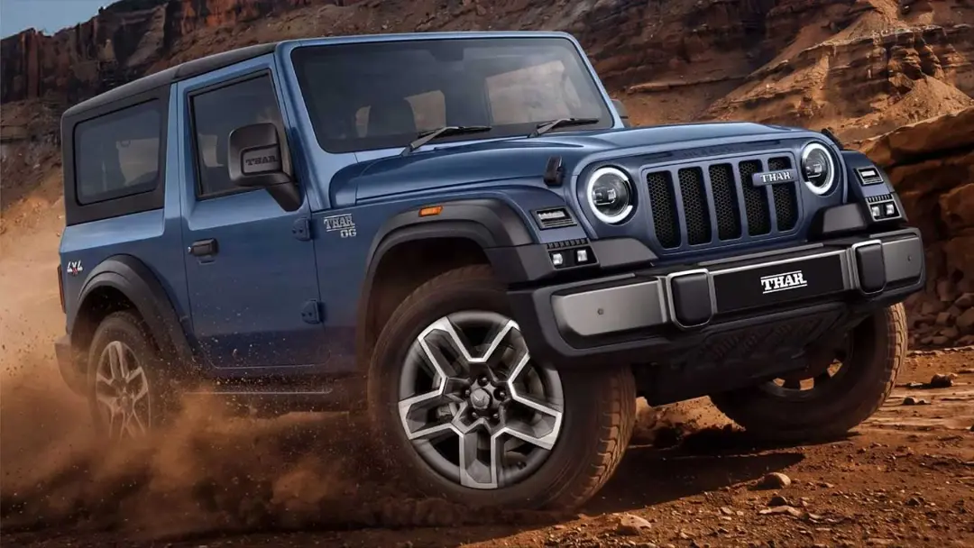 خودرو ماهیندرا تار OG (Mahindra Thar OG) آبی‌رنگ در حال حرکت در مسیر خاکی