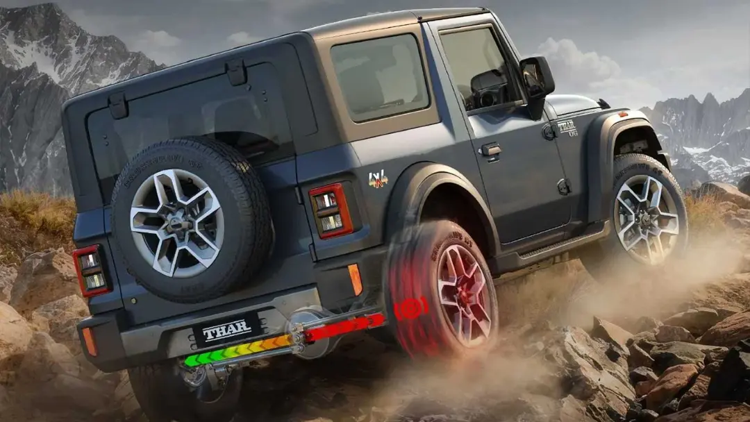 خودرو ماهیندرا تار OG (Mahindra Thar OG) در حال حرکت در مسیر کوهستانی صخره‌ای