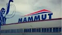 لوگوی برند ماموت (Mammut) روی نمای ساختمان تالار شیشه‌ای