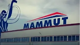 لوگوی برند ماموت (Mammut) روی نمای ساختمان تالار شیشه‌ای