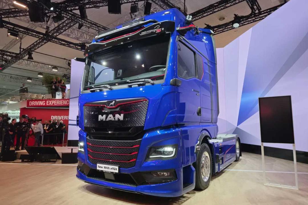 کِشنده برقی مان (MAN) eTGX با رنگ آبی در نمایشگاه خودرو