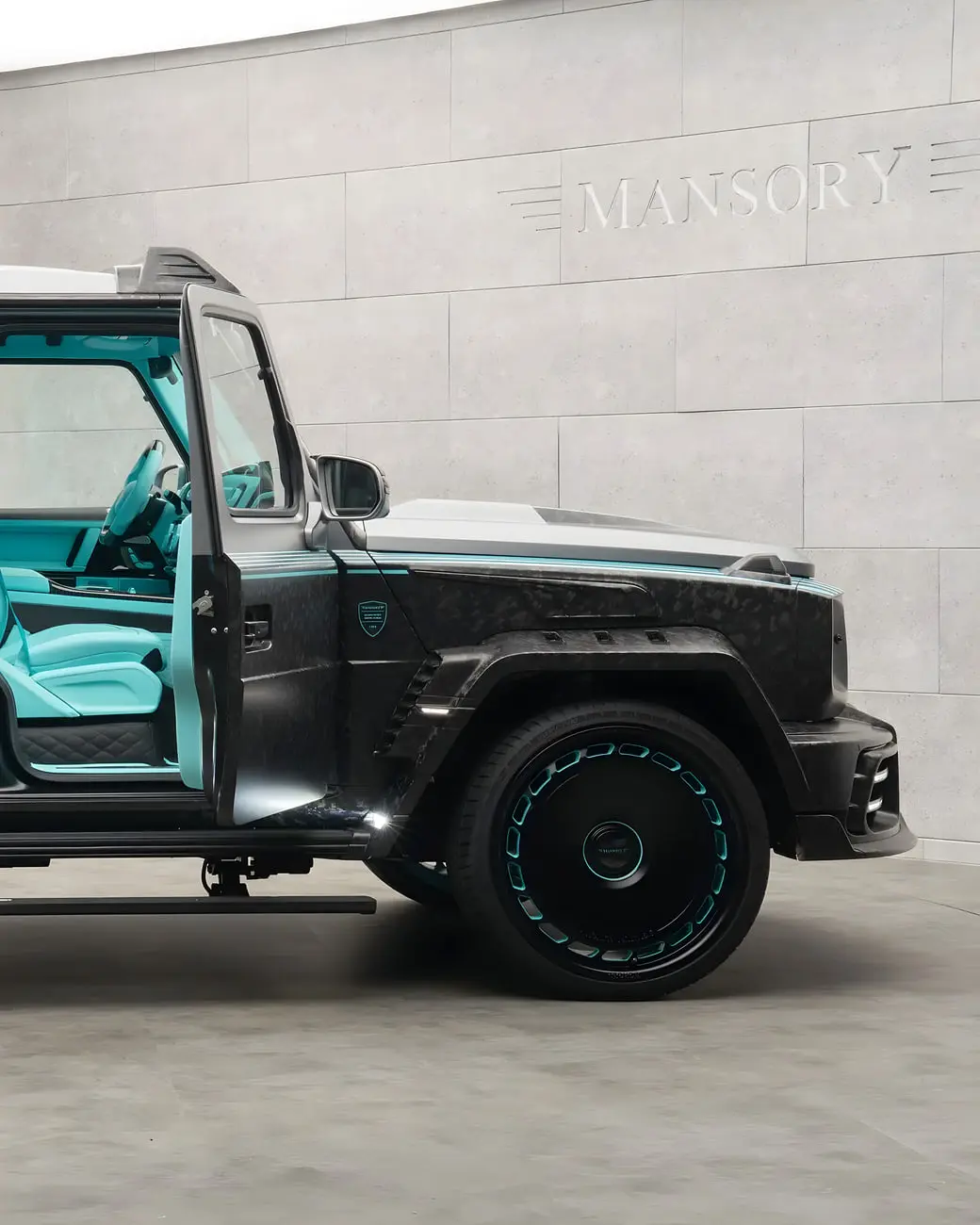 مرسدس بنز جی کلاس (Mercedes-Benz G-Class) با بدنه فیبرکربن و کابین فیروزه‌ای