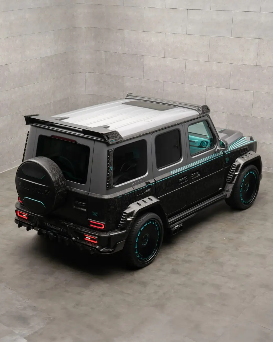 مرسدس بنز جی کلاس (Mercedes-Benz G-Class) با بدنه فیبرکربن و تزئینات فیروزه‌ای