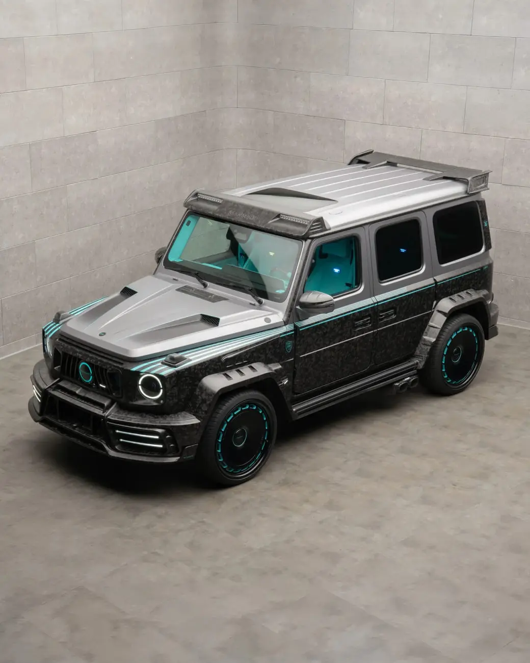 مرسدس بنز جی کلاس (Mercedes-Benz G-Class) با بدنه فیبرکربن و تزئینات فیروزه‌ای
