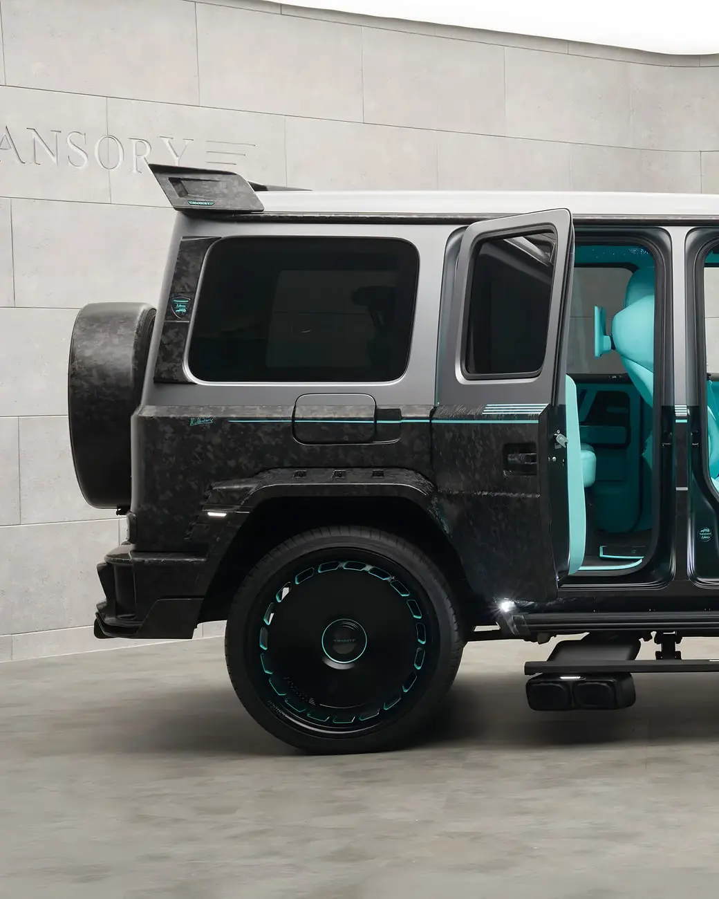 بخش عقب و کابین مرسدس بنز جی کلاس (Mercedes-Benz G-Class) با تزئینات فیبرکربن و چرم فیروزه‌ای