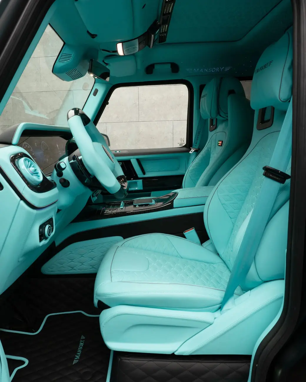کابین خودروی مرسدس بنز (Mercedes-Benz) G کلاس با طراحی چرم فیروزه‌ای