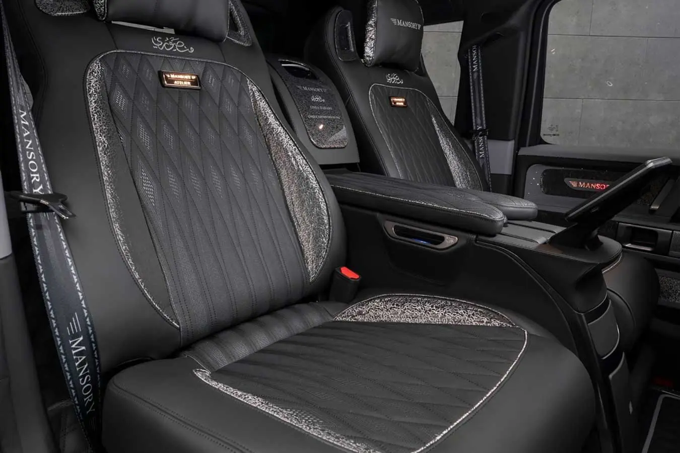 صندلی‌های چرمی سیاه با تزئینات فیبر کربن در خودروی مرسدس بنز G کلاس (Mercedes-Benz G-Class)