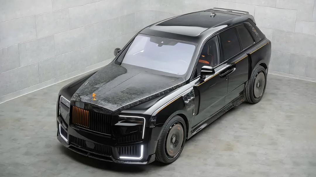 خودروی زرهی رولزرویس کالینان (Rolls-Royce Cullinan) با بدنه سیاه و تقویت‌شده