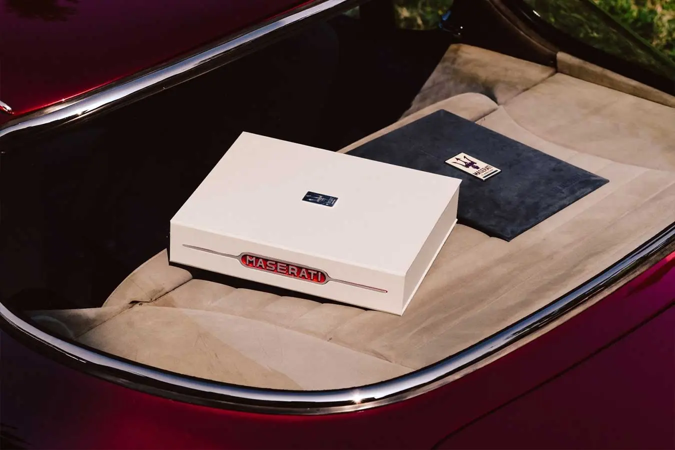 باک خودروی کلاسیک مازراتی (Maserati) شامل یک جعبه سفید و دفترچه برند
