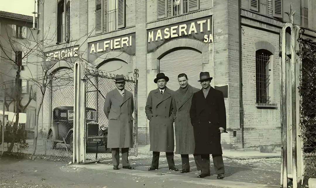 برادران مازراتی (Maserati Brothers) در مقابل ساختمان کارخانه آلفیری (Alfieri) ایستاده‌اند