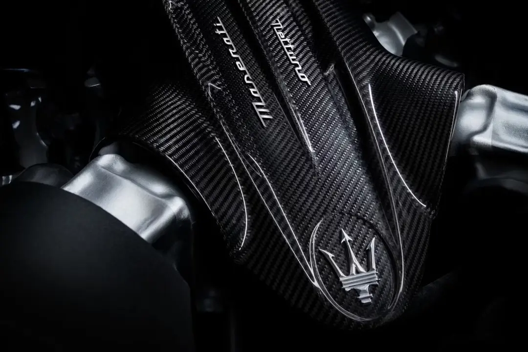 پوشش فیبر کربن (Carbon Fiber) روی موتور درون‌سوز خودروی مازراتی (Maserati)