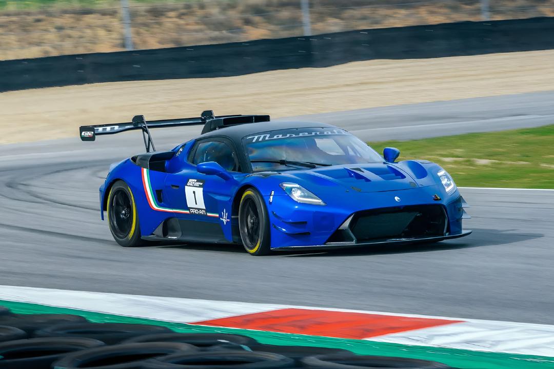 خودروی مسابقه‌ای مازراتی (Maserati) MC20 GT2 آبی‌رنگ در حال حرکت در پیست