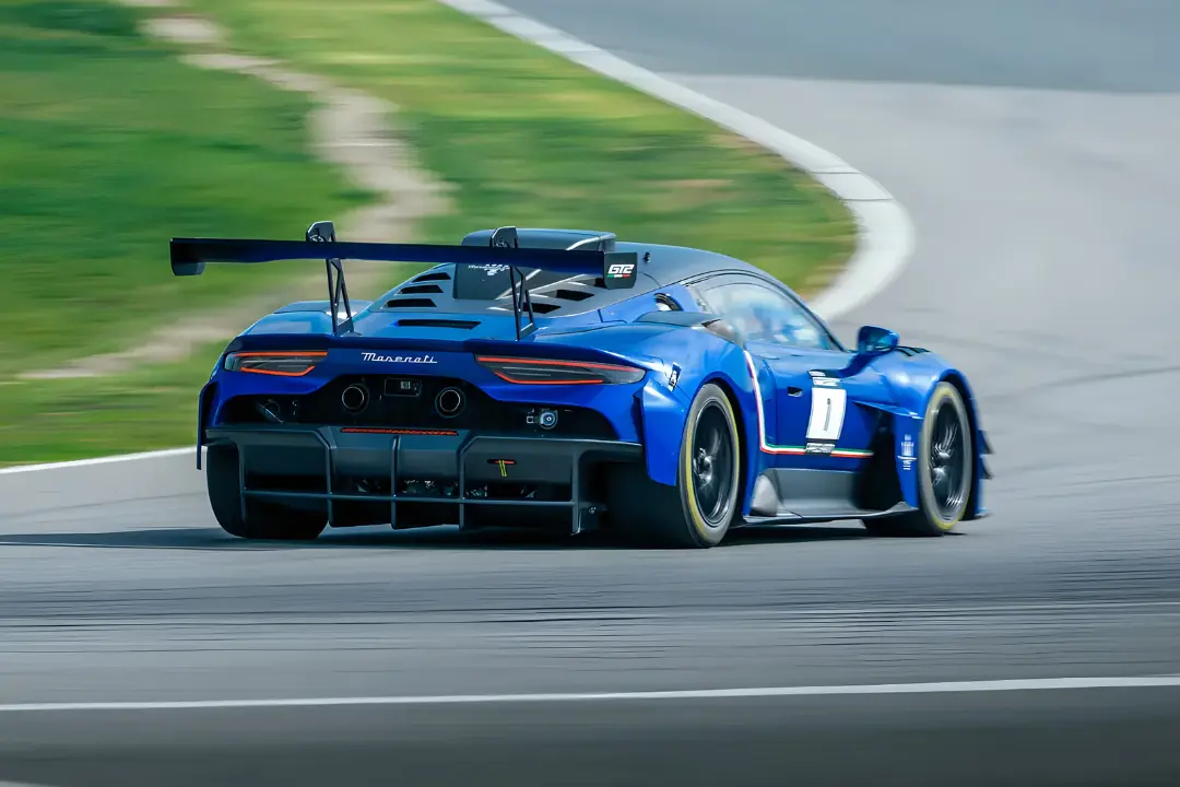 خودرو مسابقه‌ای مازراتی (Maserati) MC20 GT2 آبی‌رنگ در حال حرکت در پیست