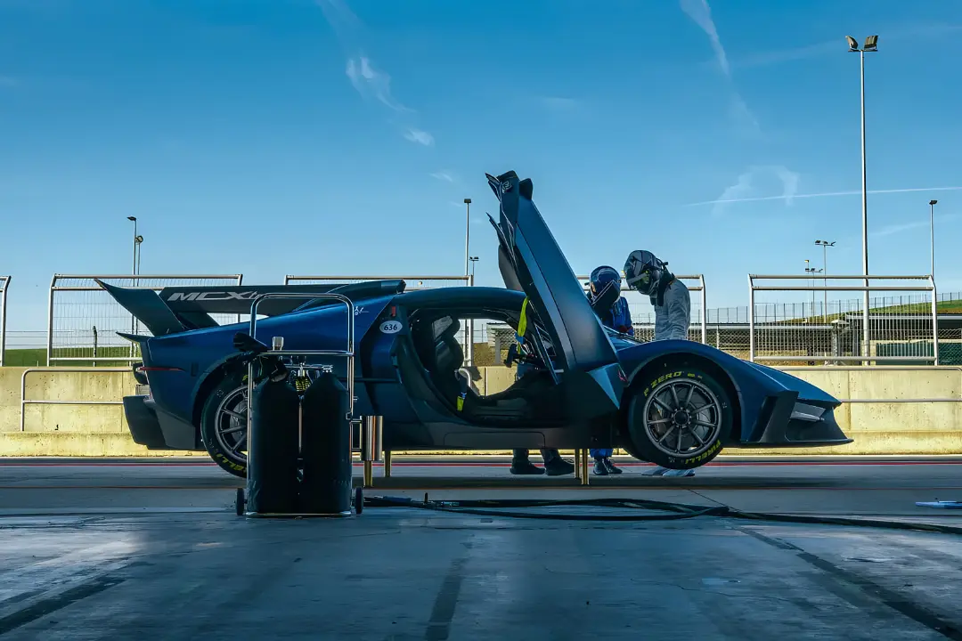 خودرو مسابقه‌ای مازراتی (Maserati) MC20 Xtreme با درهای بال‌پرنده در پیست