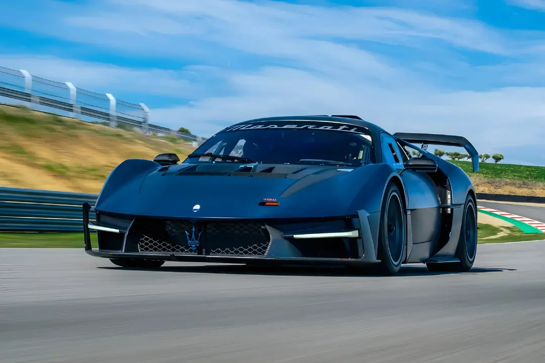 خودرو اسپرت مازراتی (Maserati) MC20 Xtreme در حال حرکت در پیست مسابقه
