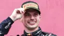 مکس وستپن (Max Verstappen) با کلاه پیرلی در پیست مسابقه