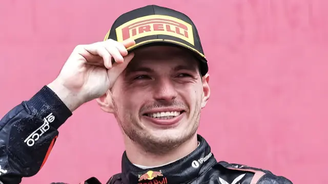 مکس وستپن (Max Verstappen) با کلاه پیرلی در پیست مسابقه