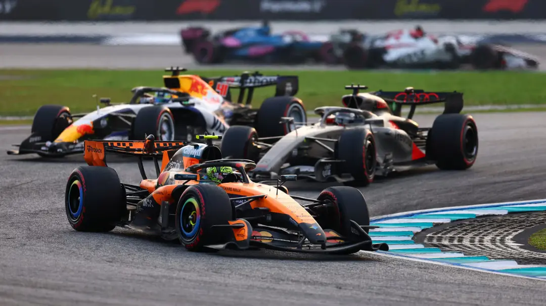 ماشین فرمول یک مکس وستپن (Max Verstappen) در حال عبور از پیچ پیست مسابقه