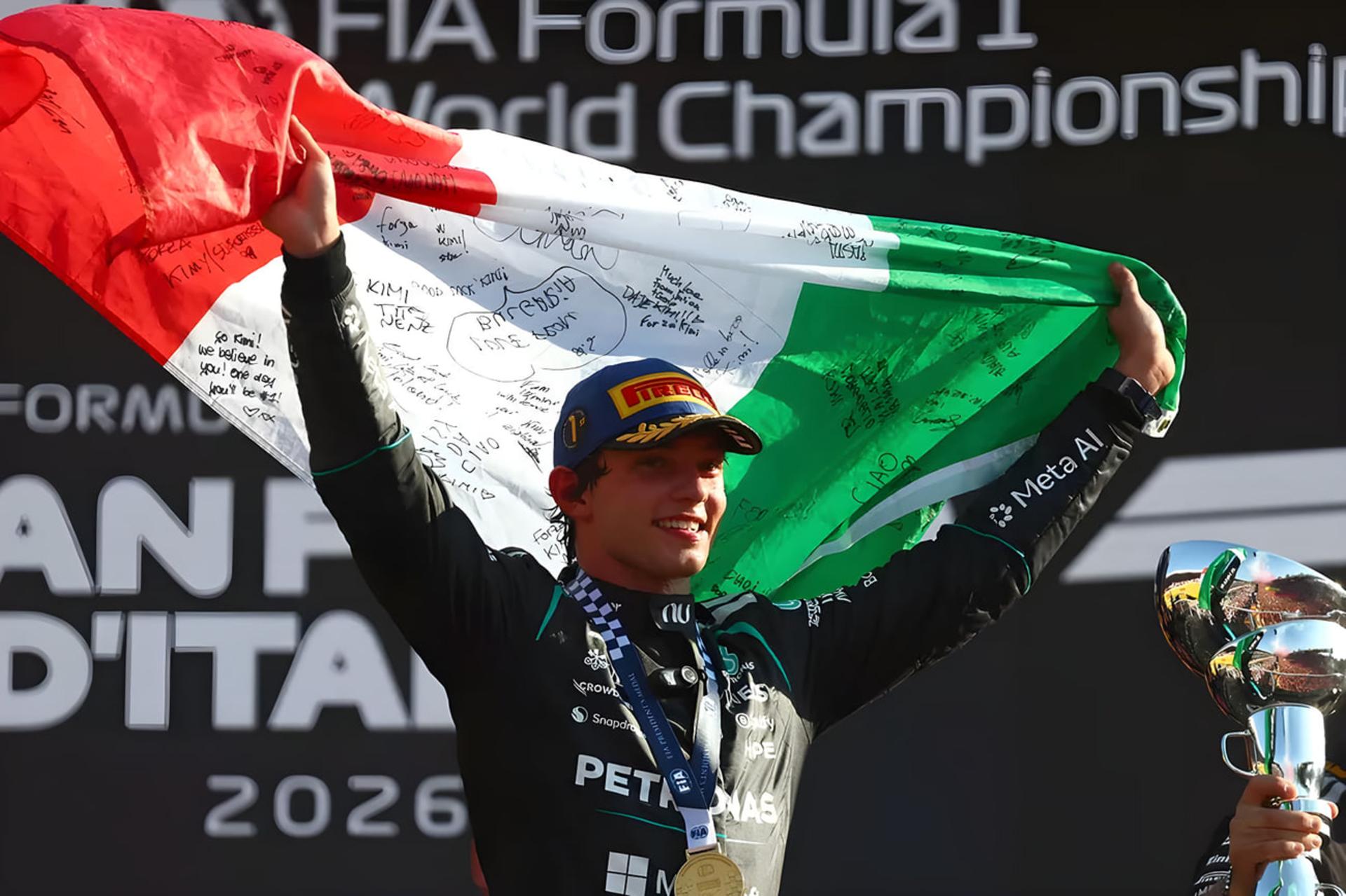 مکس ورستپن (Max Verstappen) پرچم ایتالیا را در جشن پیروزی بالا نگه داشته است
