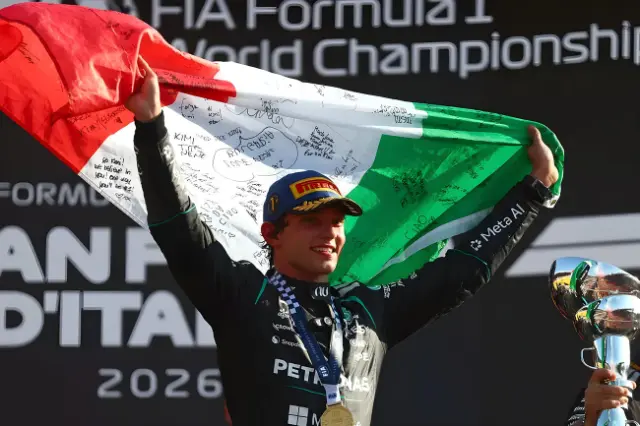 مکس ورستپن (Max Verstappen) پرچم ایتالیا را در جشن پیروزی بالا نگه داشته است