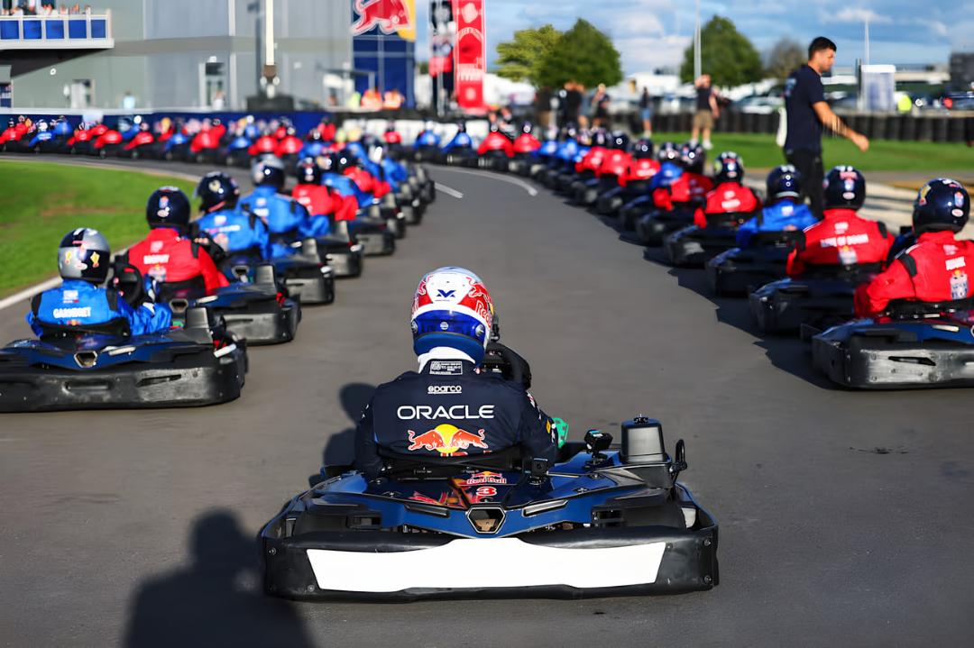 مکس وستپن (Max Verstappen) با لباس تیم ردبول در حال رانندگی با کارتینگ