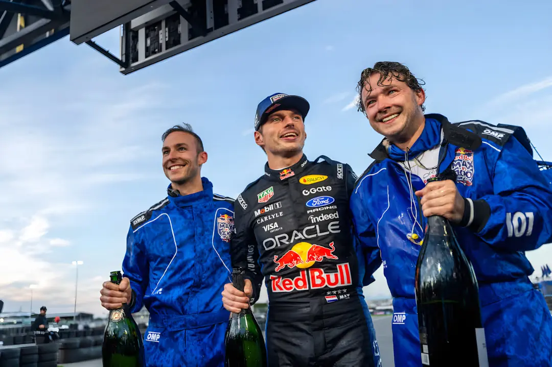 مکس ورستپن (Max Verstappen) در کنار دو راننده دیگر در سکوی قهرمانی کارتینگ