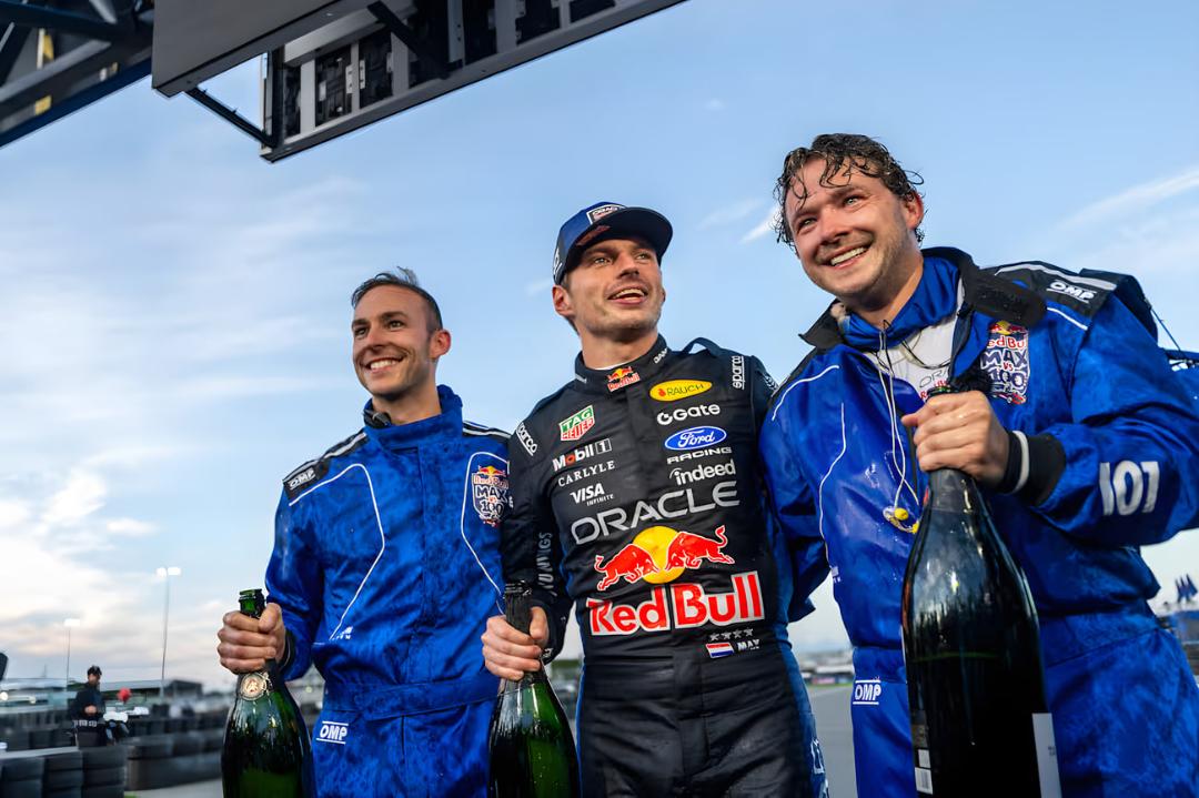 مکس ورستپن (Max Verstappen) در کنار دو راننده دیگر در سکوی قهرمانی کارتینگ