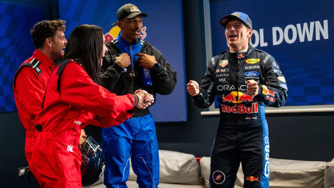 مکس ورستپن (Max Verstappen) در لباس مسابقه‌ی ردبول در حال جشن گرفتن پیروزی