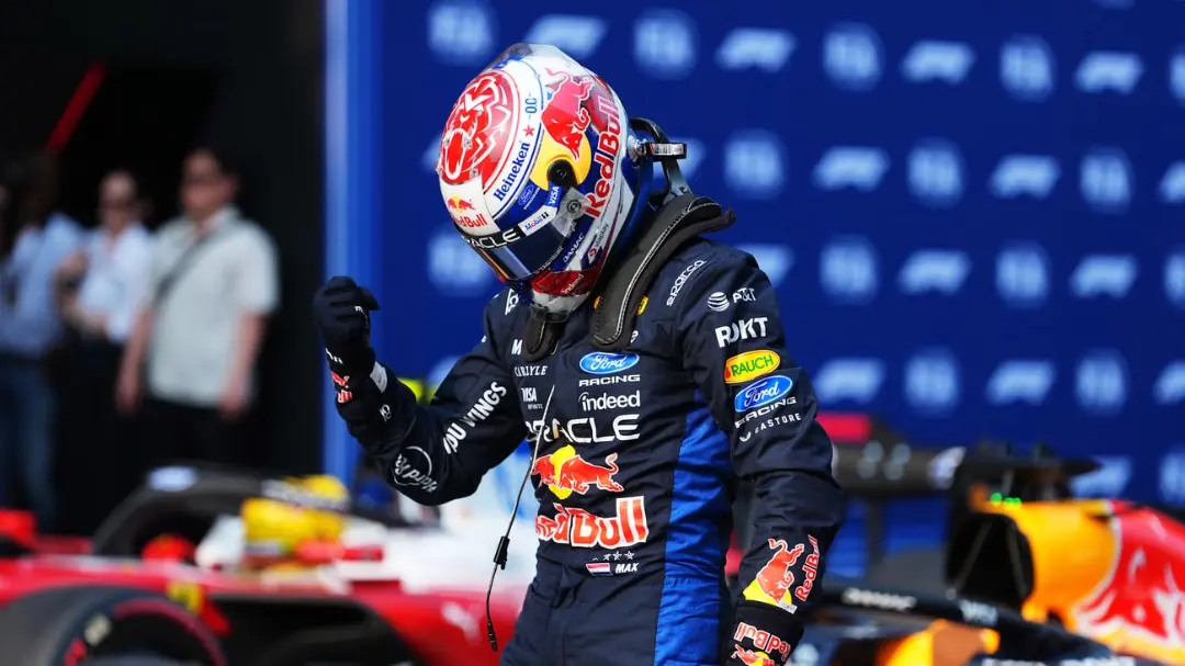 مکس وستپن (Max Verstappen) با لباس تیم ردبول در پیست مسابقات فرمول یک