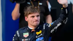 مکس وستپن (Max Verstappen) با لباس تیم ردبول در پیست مسابقات