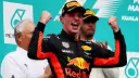 مکس وستپن (Max Verstappen) با لباس تیم ردبول در حال جشن گرفتن پیروزی است