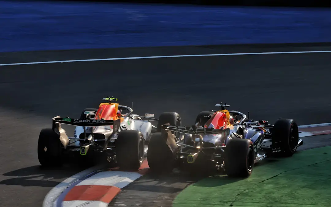 ماشین‌های فرمول یک مکس وستپن (Max Verstappen) و رقیب در پیست مسابقه