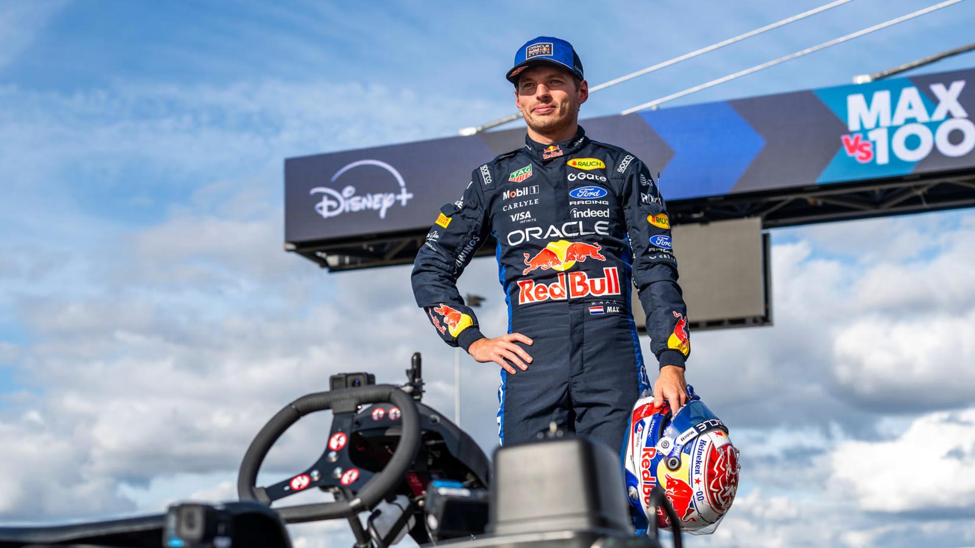 مکس ورستپن (Max Verstappen) با لباس تیم ردبول در پیست مسابقه