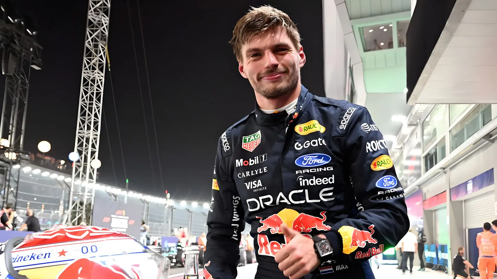 ماکس ورستپن (Max Verstappen) با لباس تیم ردبول در پیست مسابقه